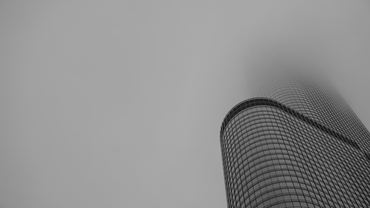 trump tower chicago foggy free photo