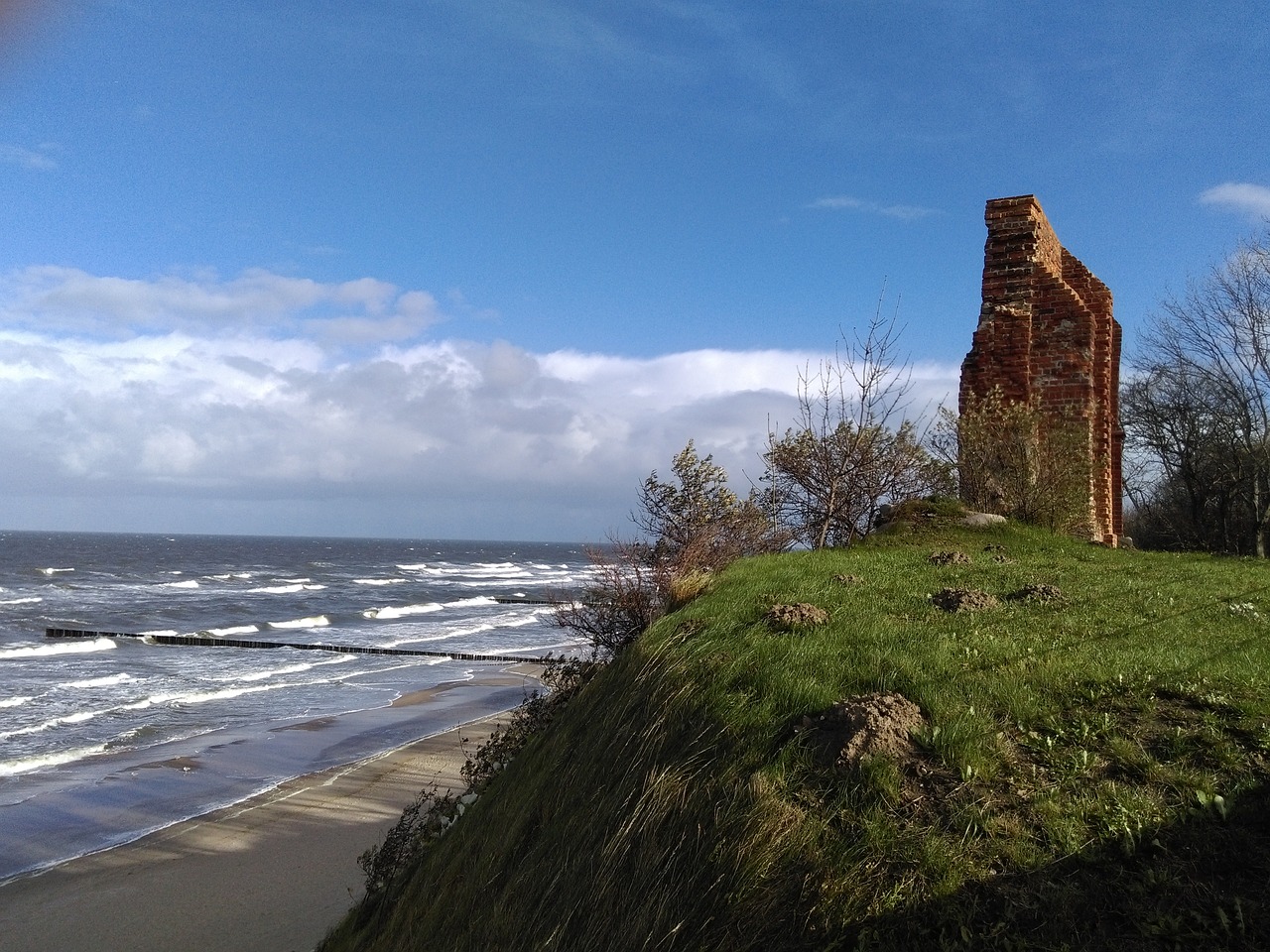 trzęsacz sea the ruins of the free photo