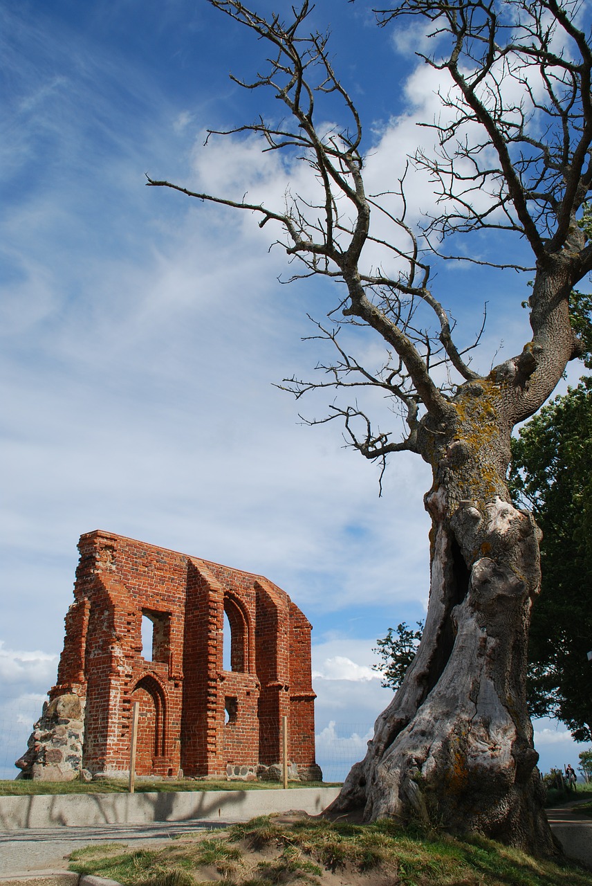 trzęsacz church the ruins of the free photo