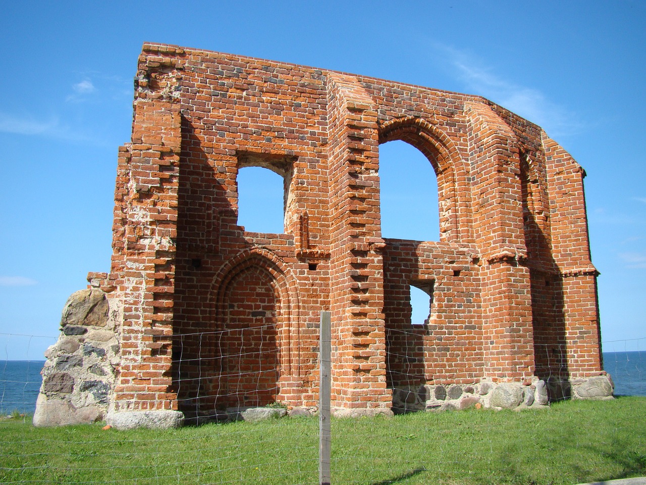 trzęsacz the ruins of the church free photo