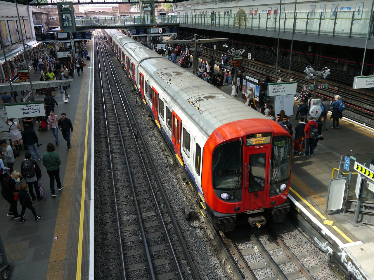 tube train london undergound railway free photo