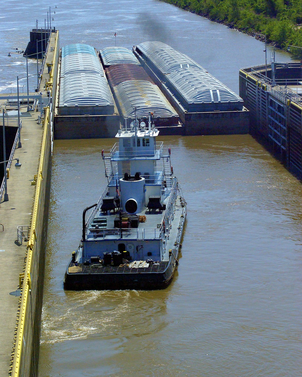 tug and barges in murray lock  barges  lock free photo