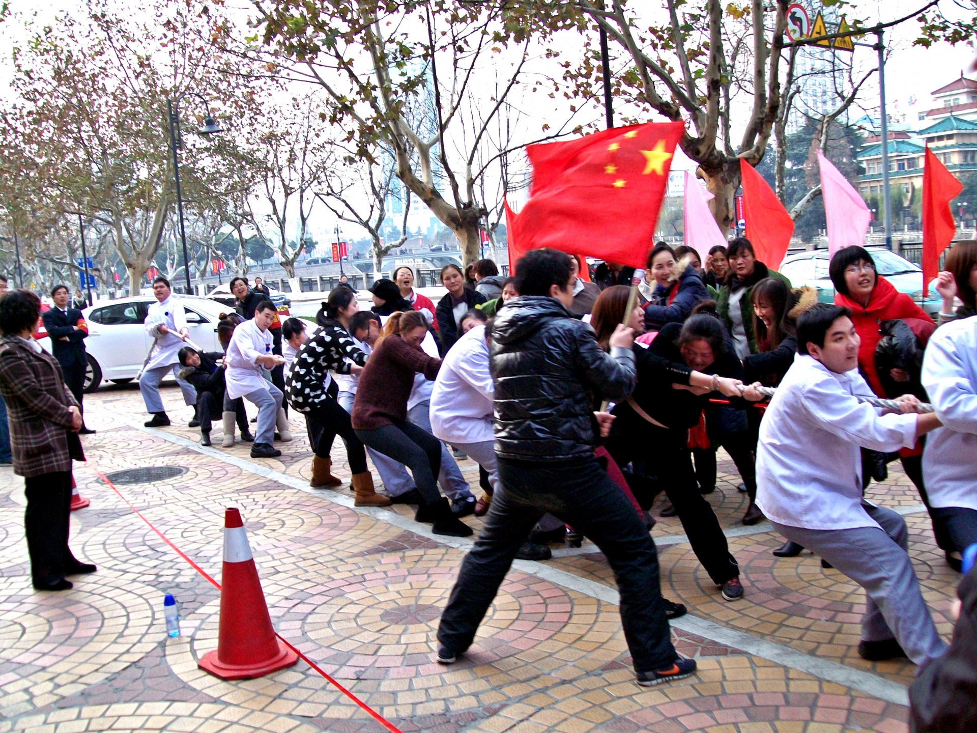 people team tug war game free photo