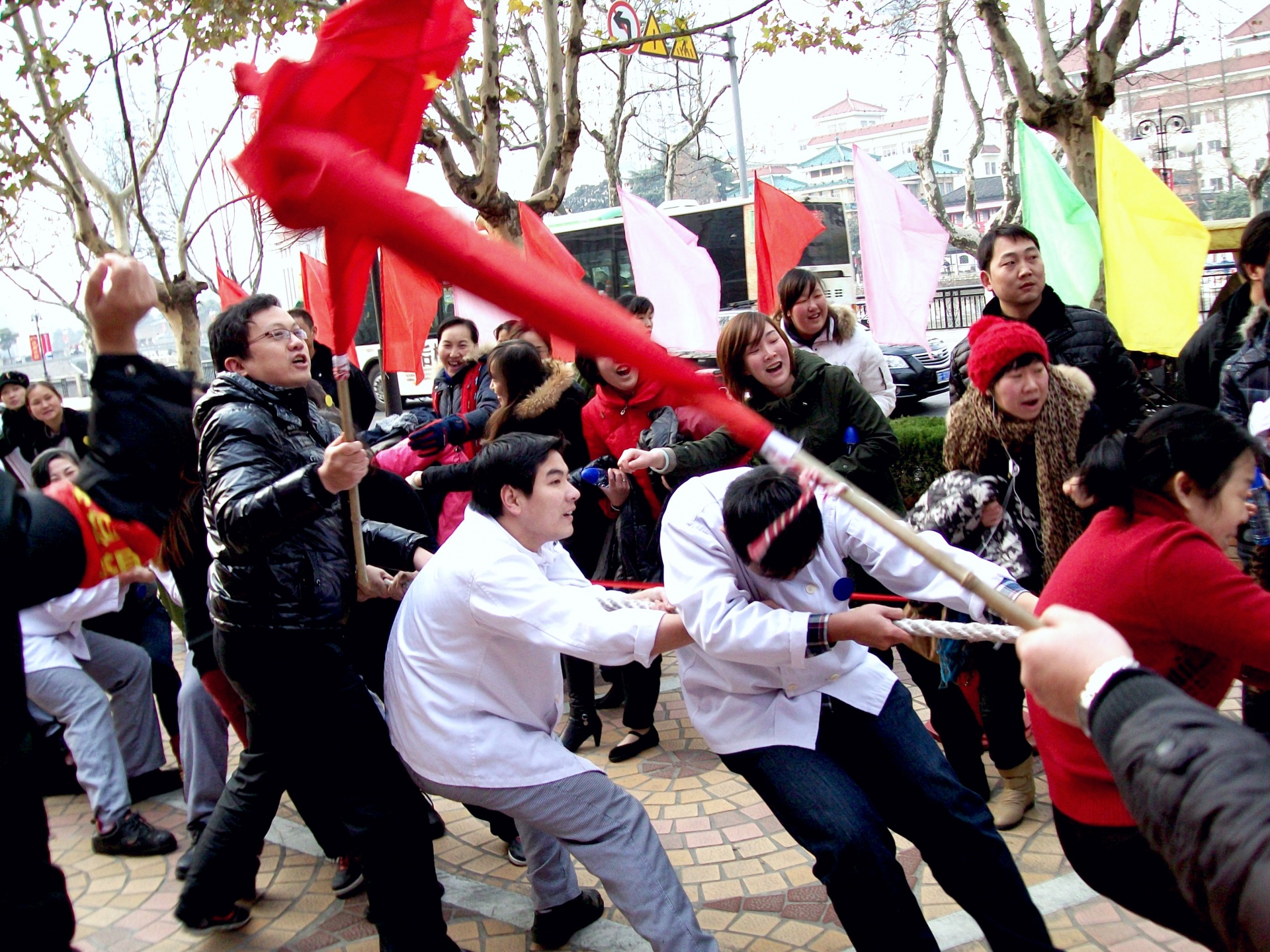 people team tug war game free photo