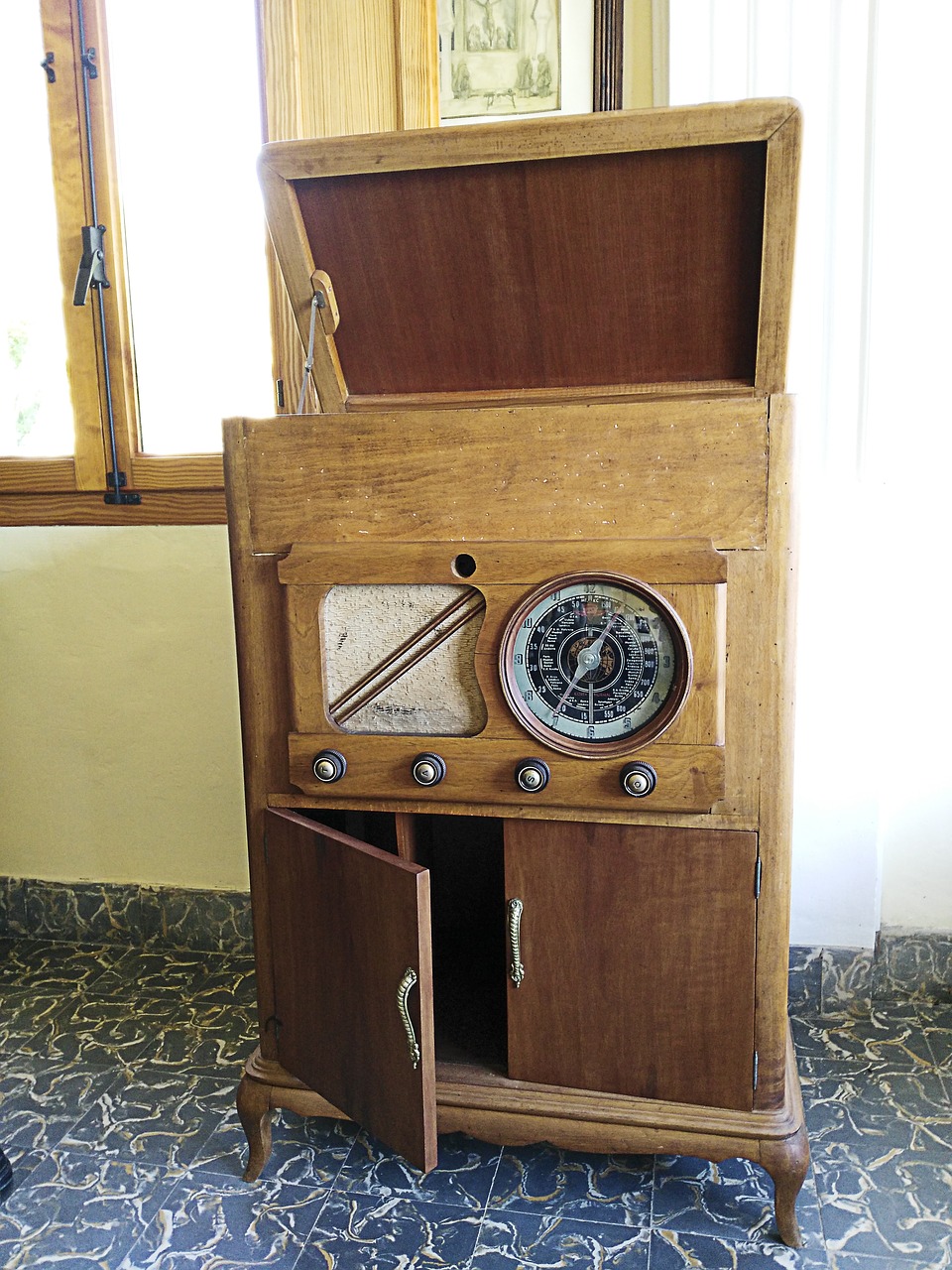 turntable radio old free photo