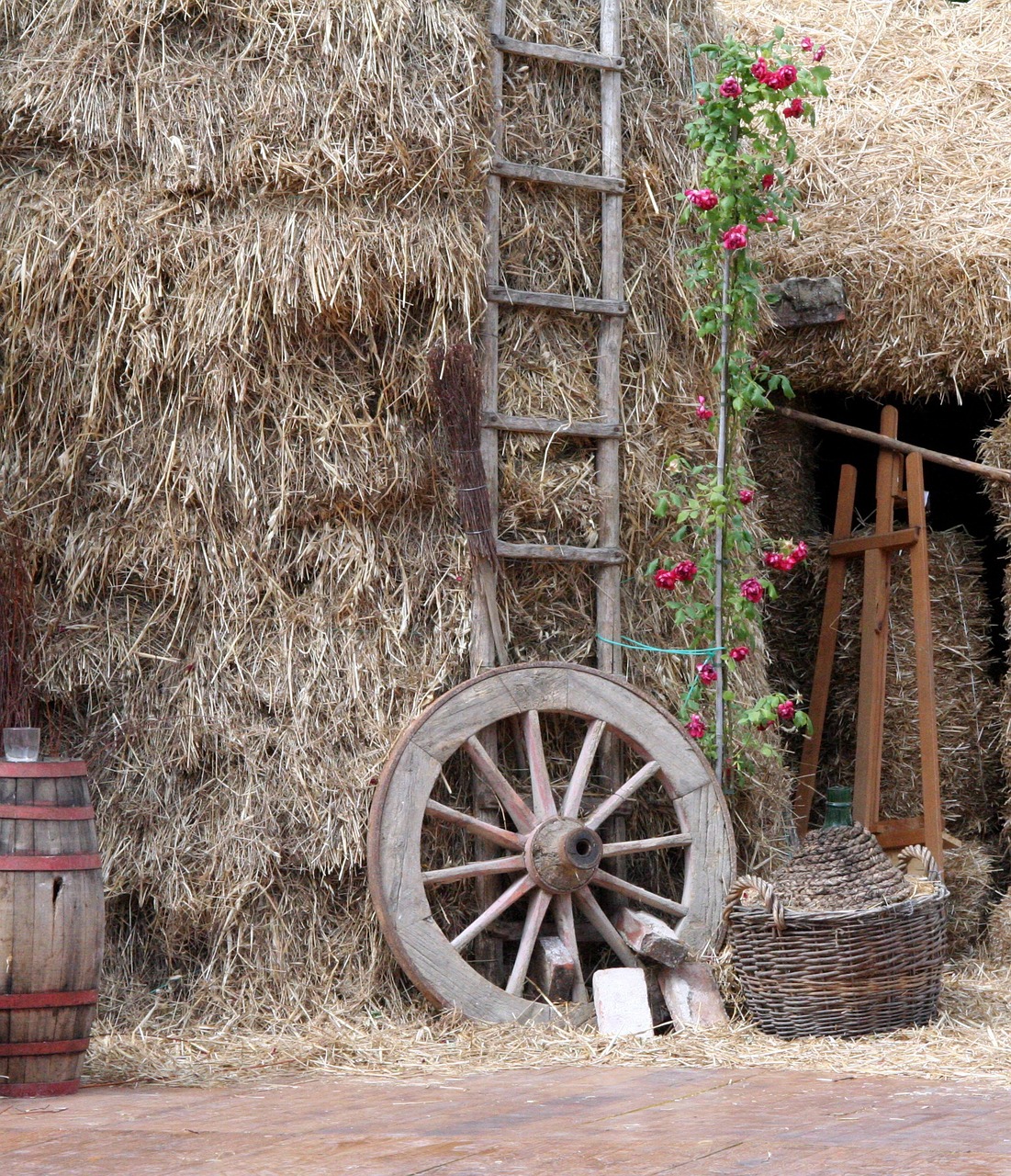 tuscany straw wheel free photo
