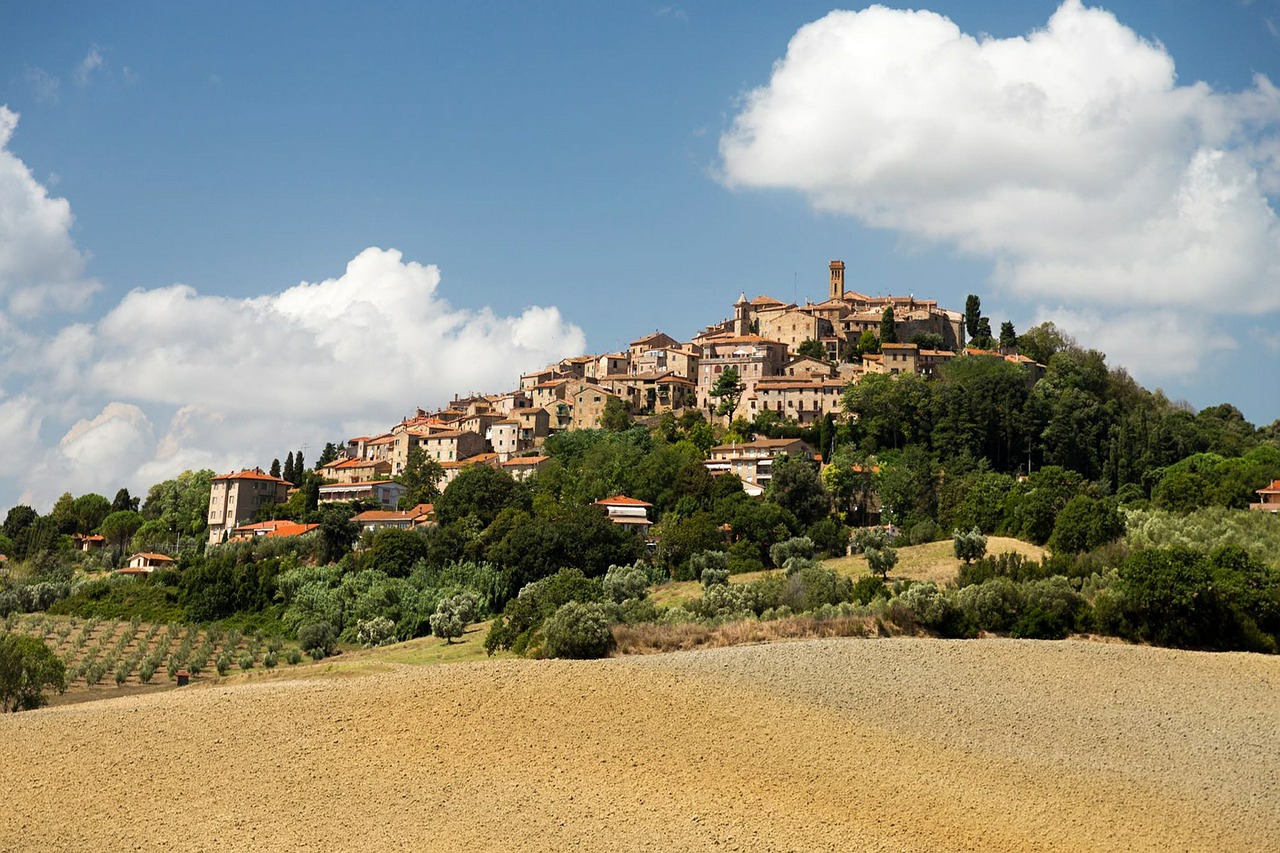 tuscany country building free photo