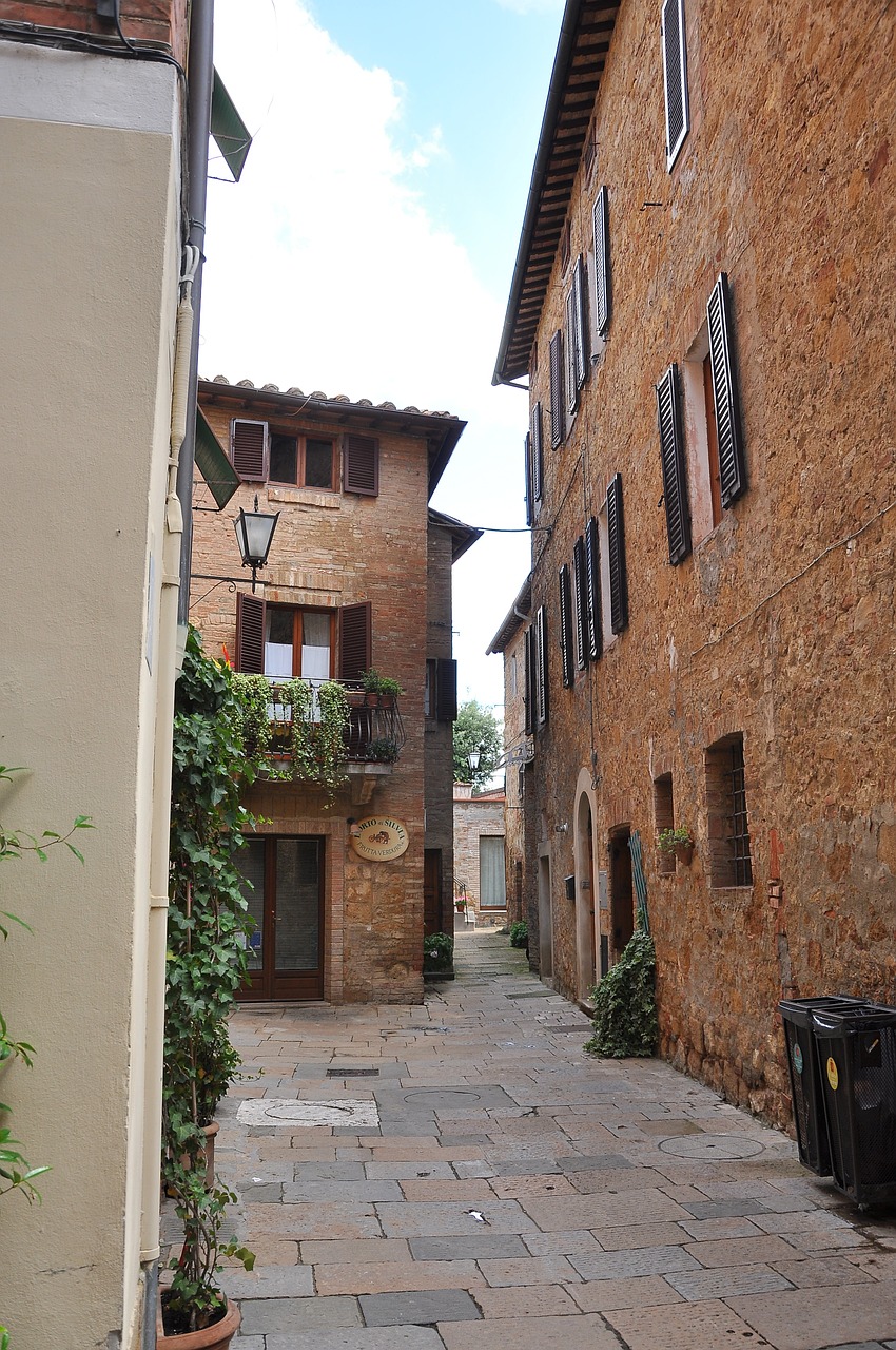 tuscany alley narrow free photo