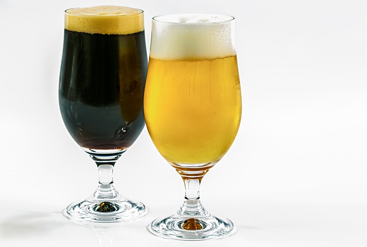 two types of beer dark clear free photo