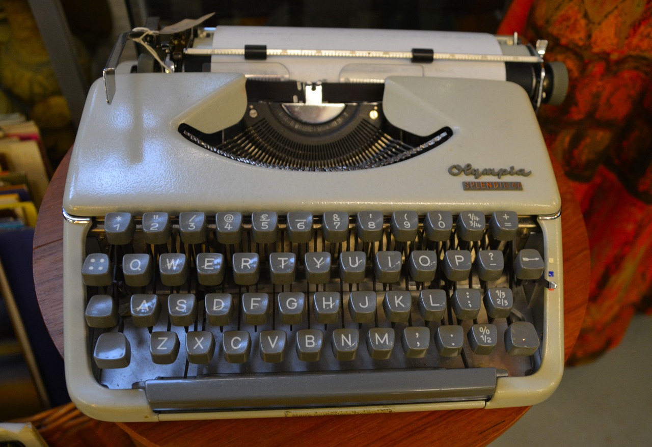 typewriter vintage vintage typewriter free photo
