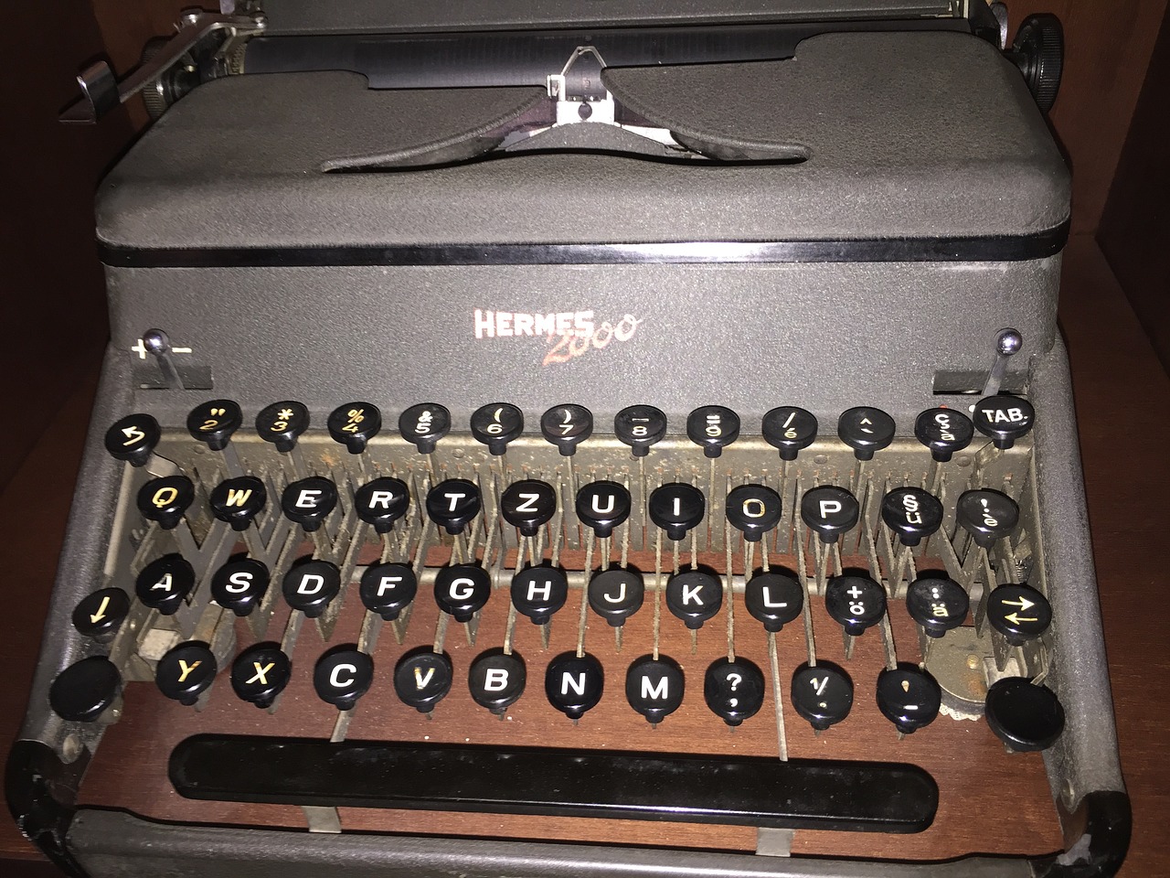 typewriter former old typewriter free photo