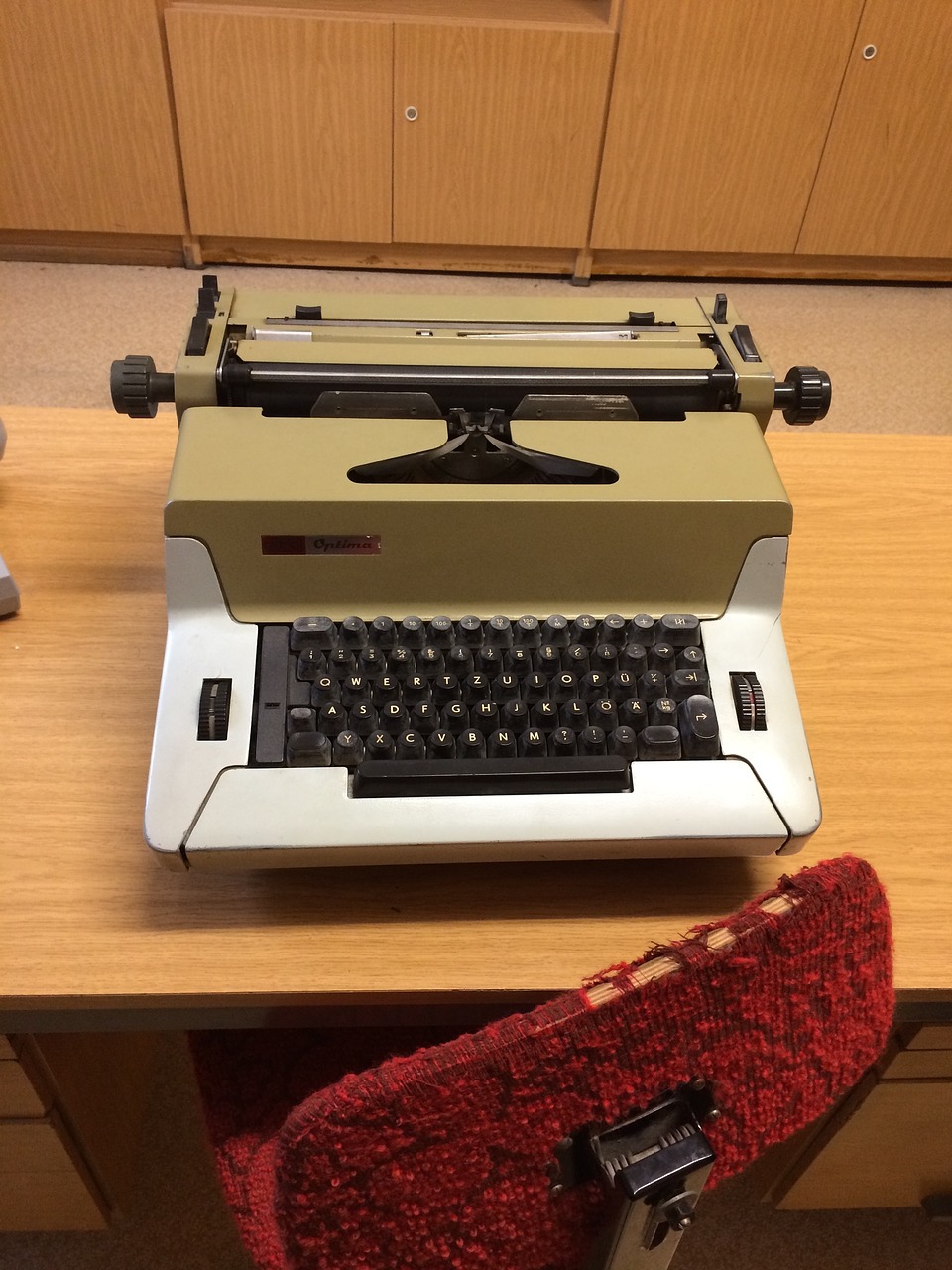 typewriter old school 70 years free photo