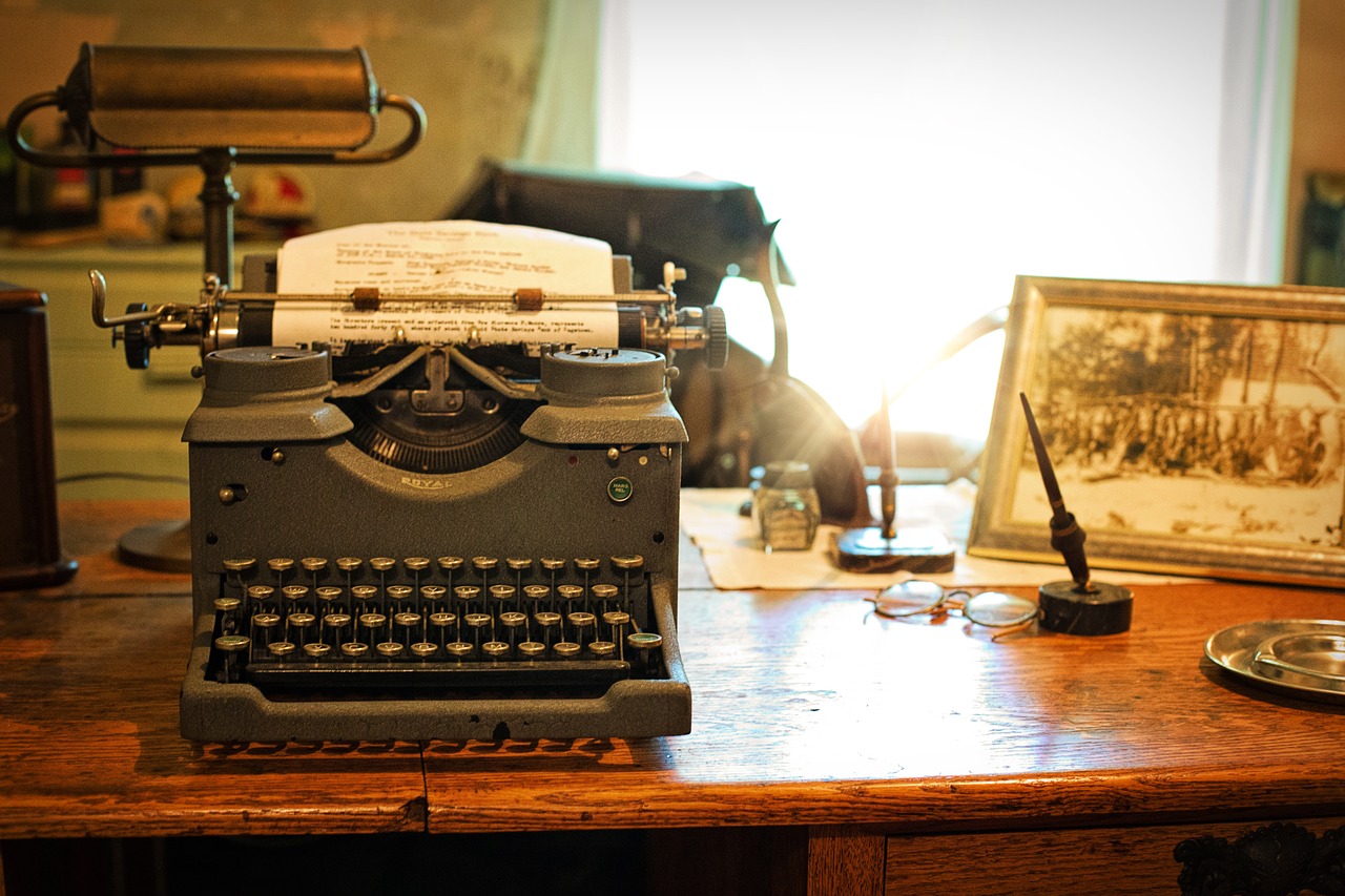 typewriter desk vintage free photo