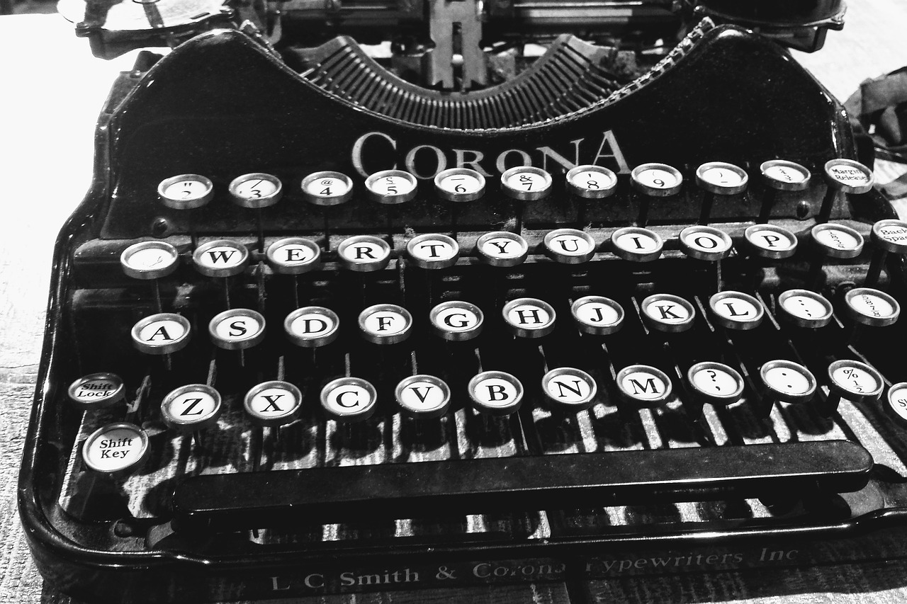 typewriter old corona free photo