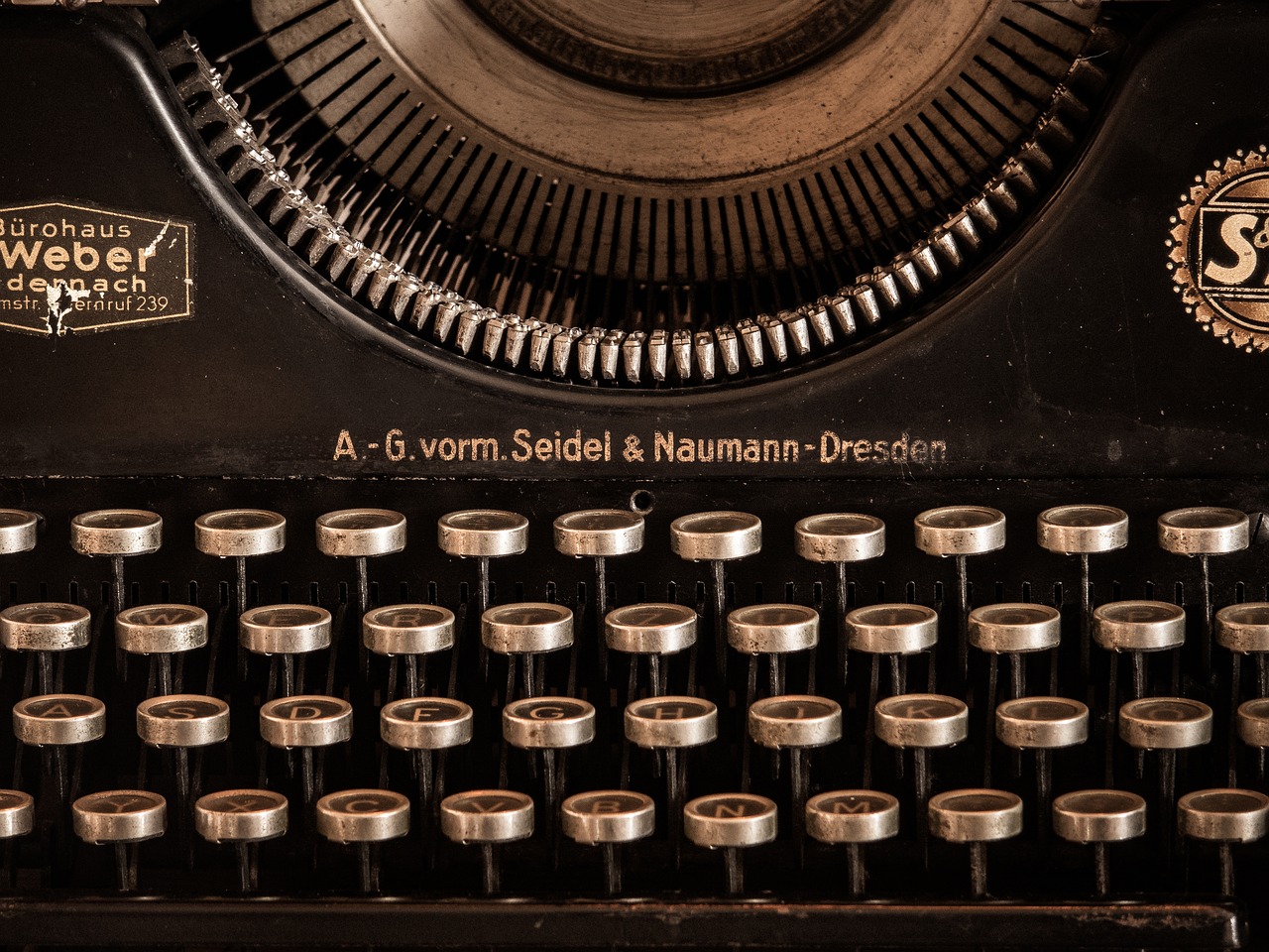 typewriter  antique  obsolete free photo