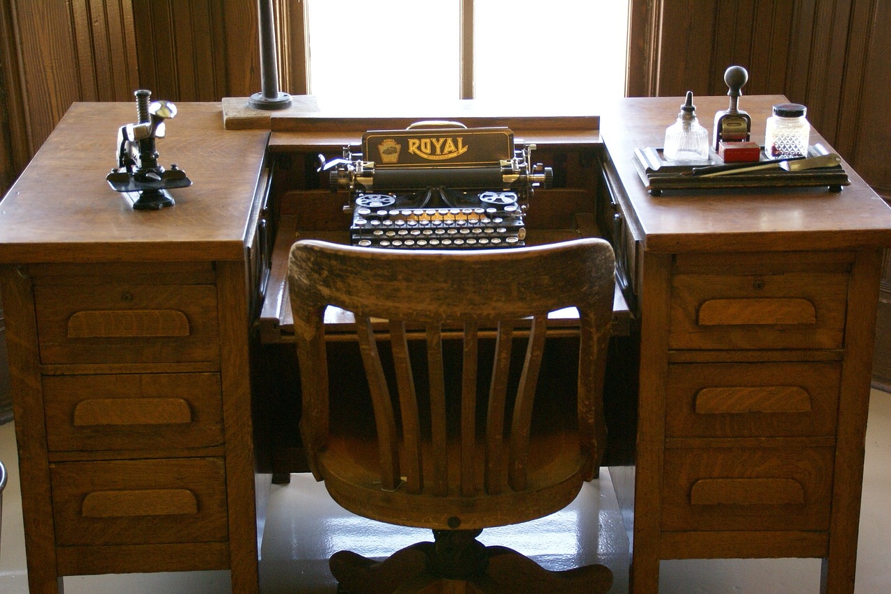 typewriter desk typewriter vintage free photo