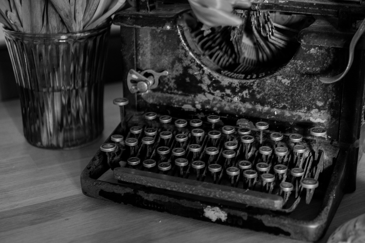 typewriter vintage antique free photo