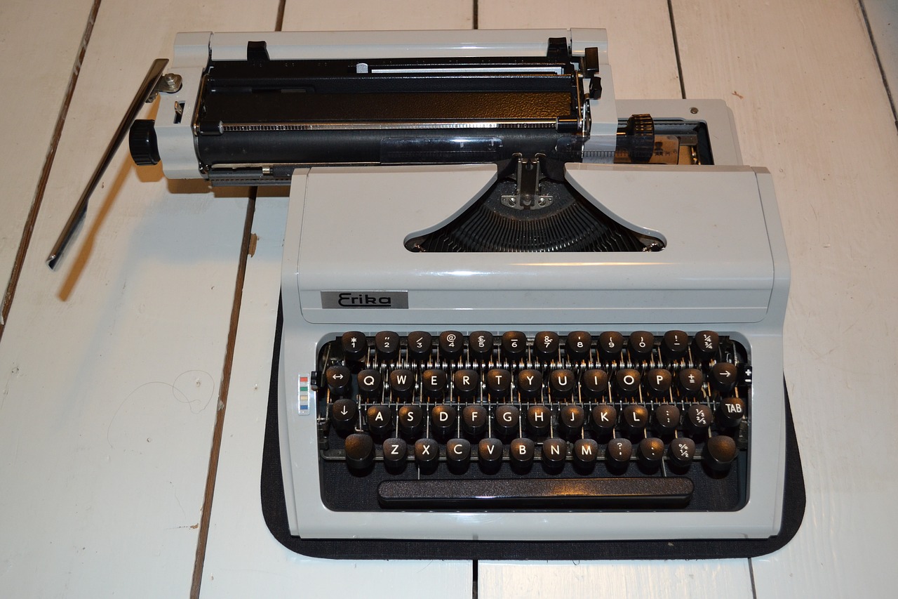 typewriter old school vintage free photo