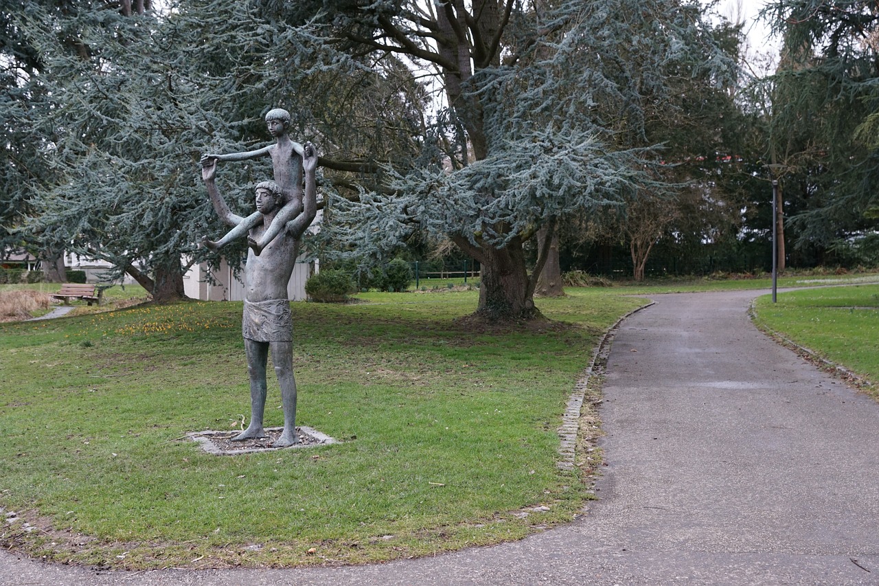 statue child on the shoulders free photo