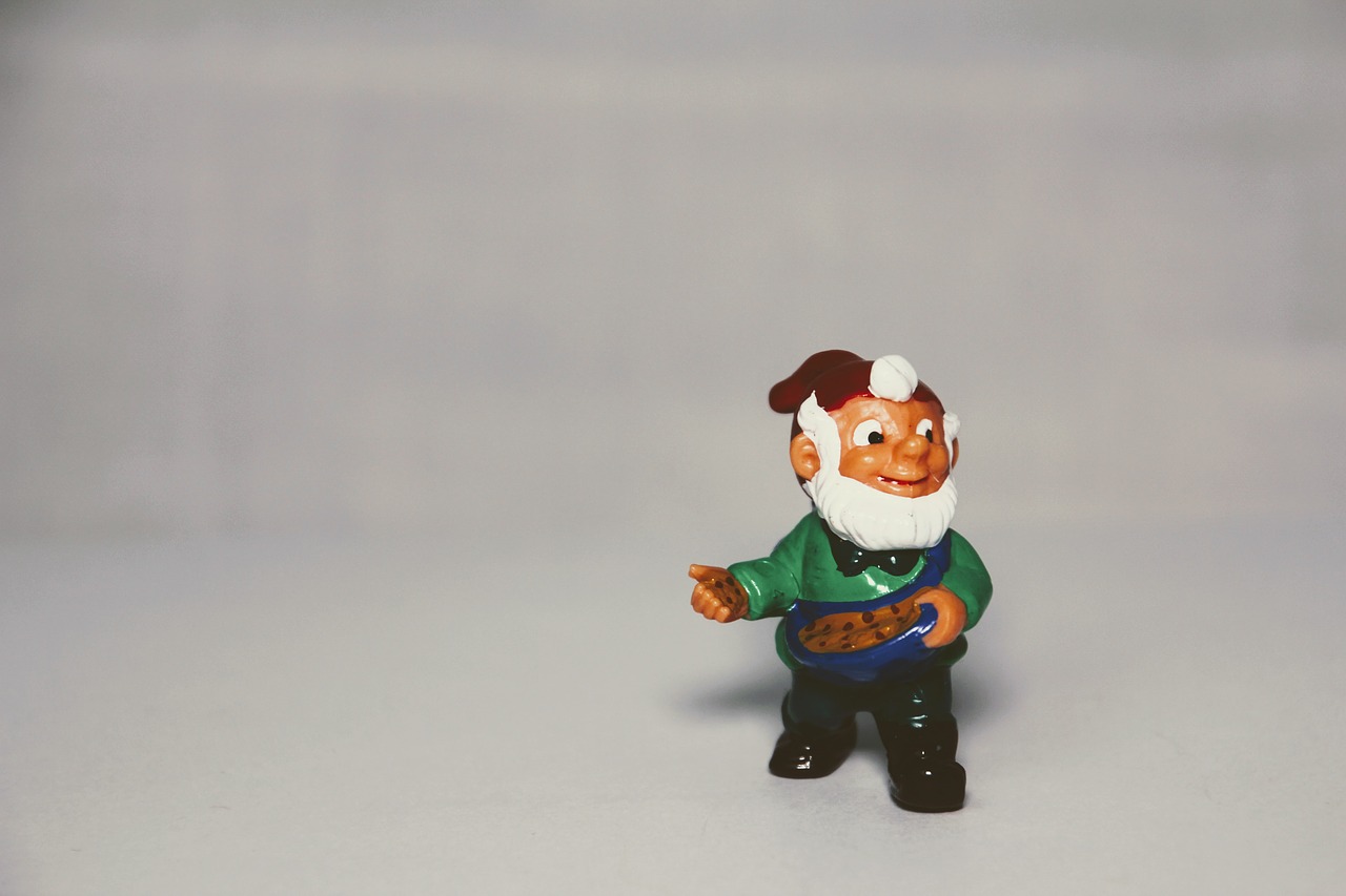 überraschungseifigur dwarf garden gnome free photo