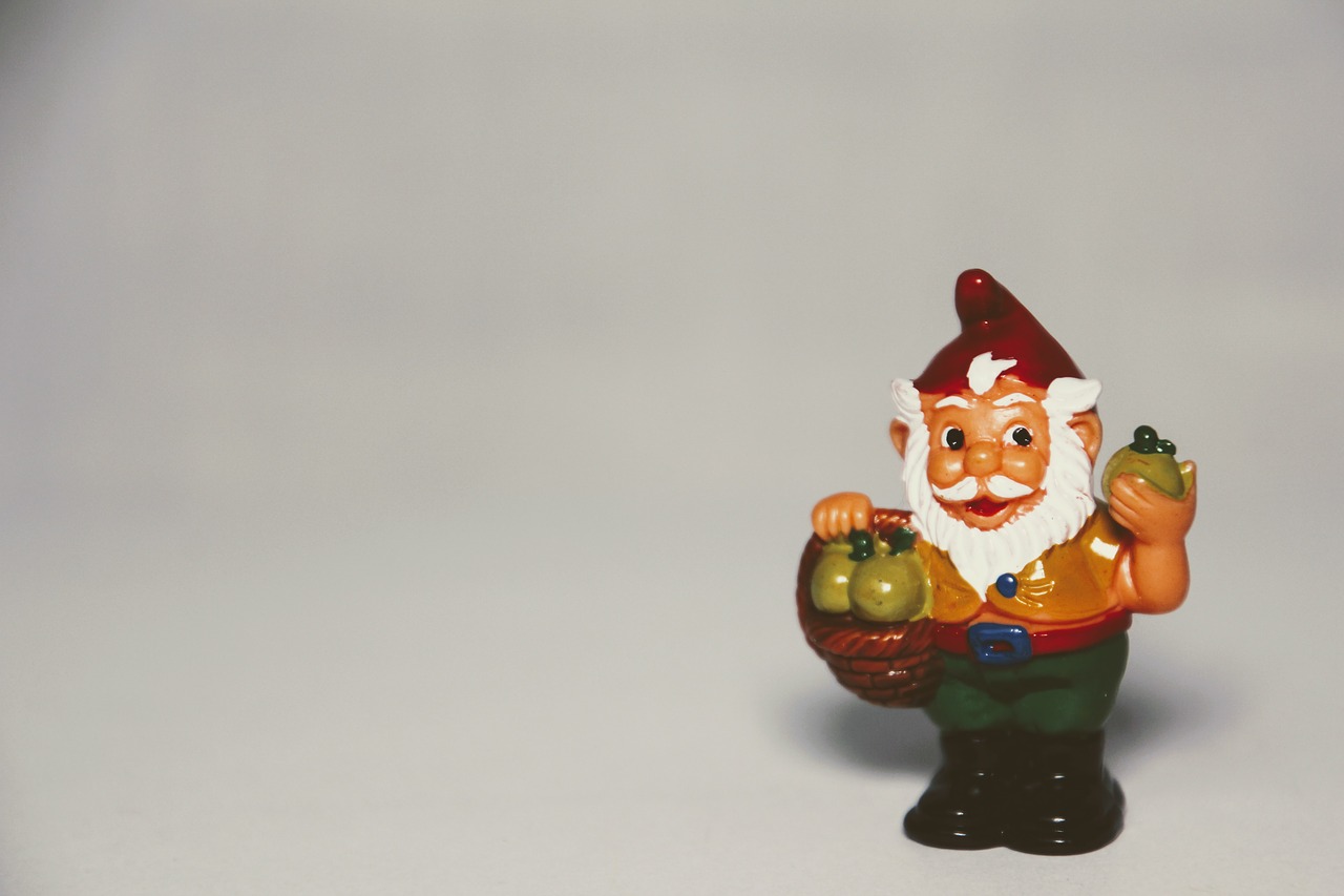 überraschungseifigur dwarf garden gnome free photo