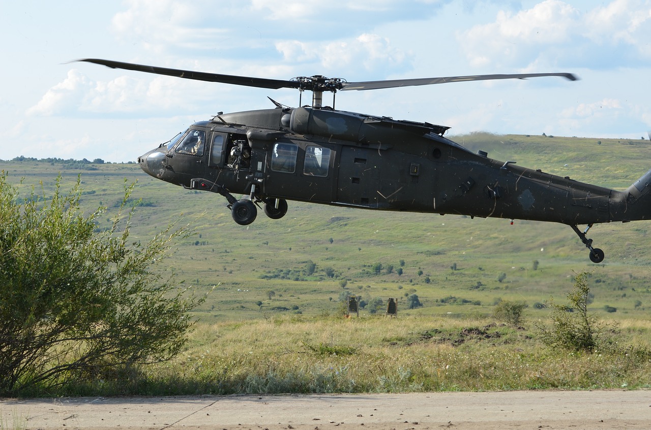 uh-60 black hawk helicopter flight free photo