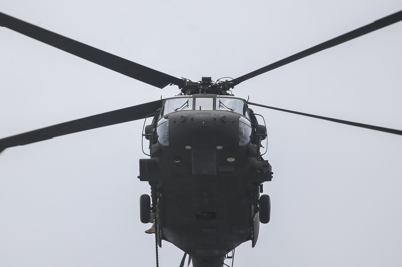 uh-60 black hawk helicopter flight free photo