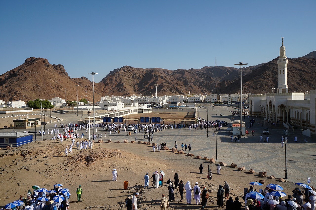 uhud  the mountain of uhud  the martyrs of uhud free photo