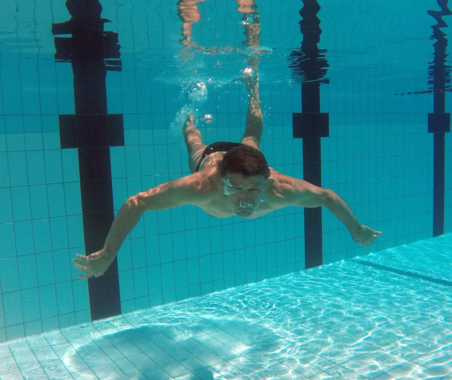 underwater man pool free photo