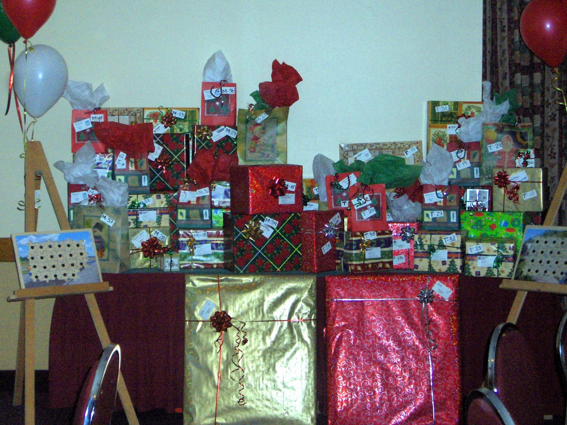 christmas christmas gifts a mountain of gifts (3) free photo