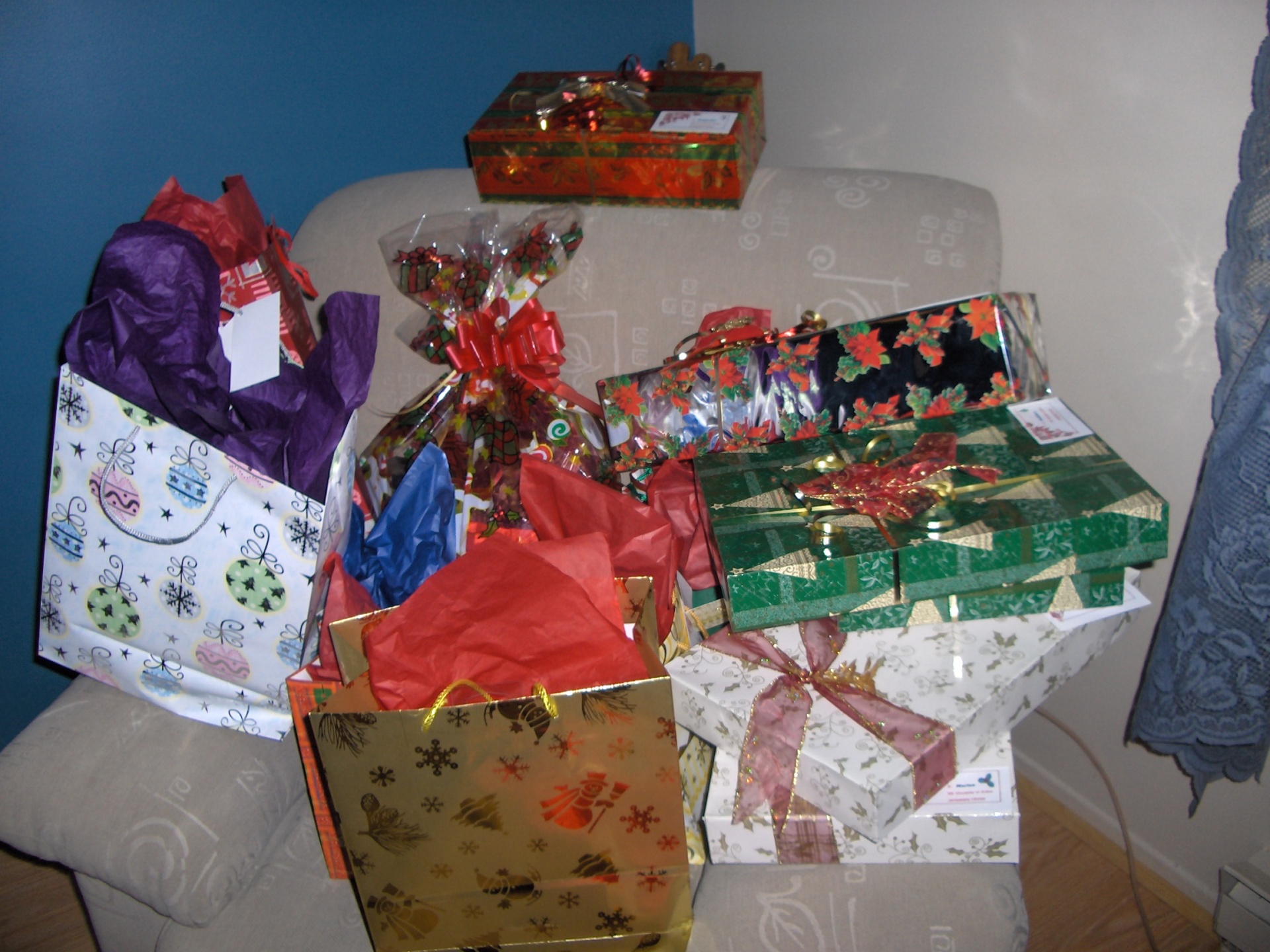 christmas christmas gifts a mountain of gifts (5) free photo