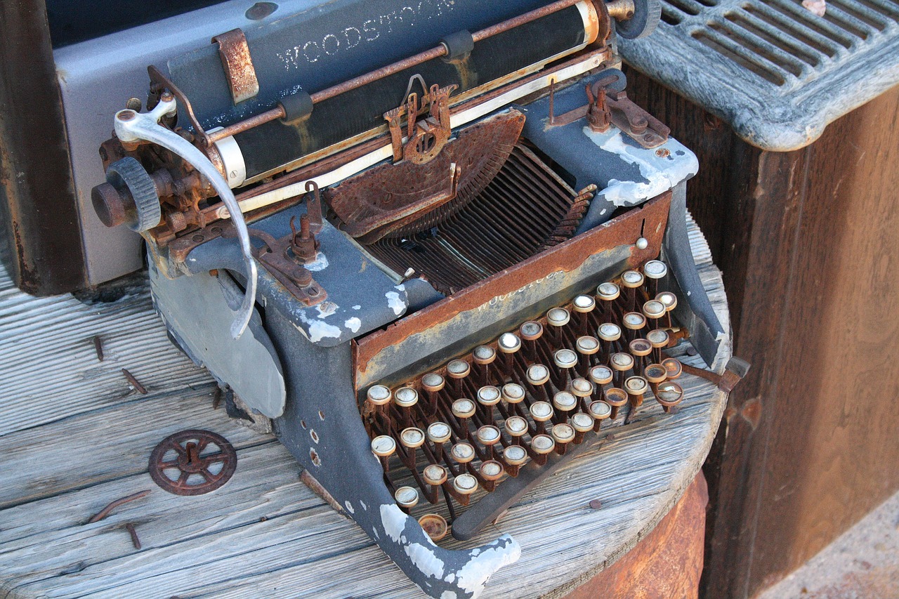 typewriter retro rusty free photo