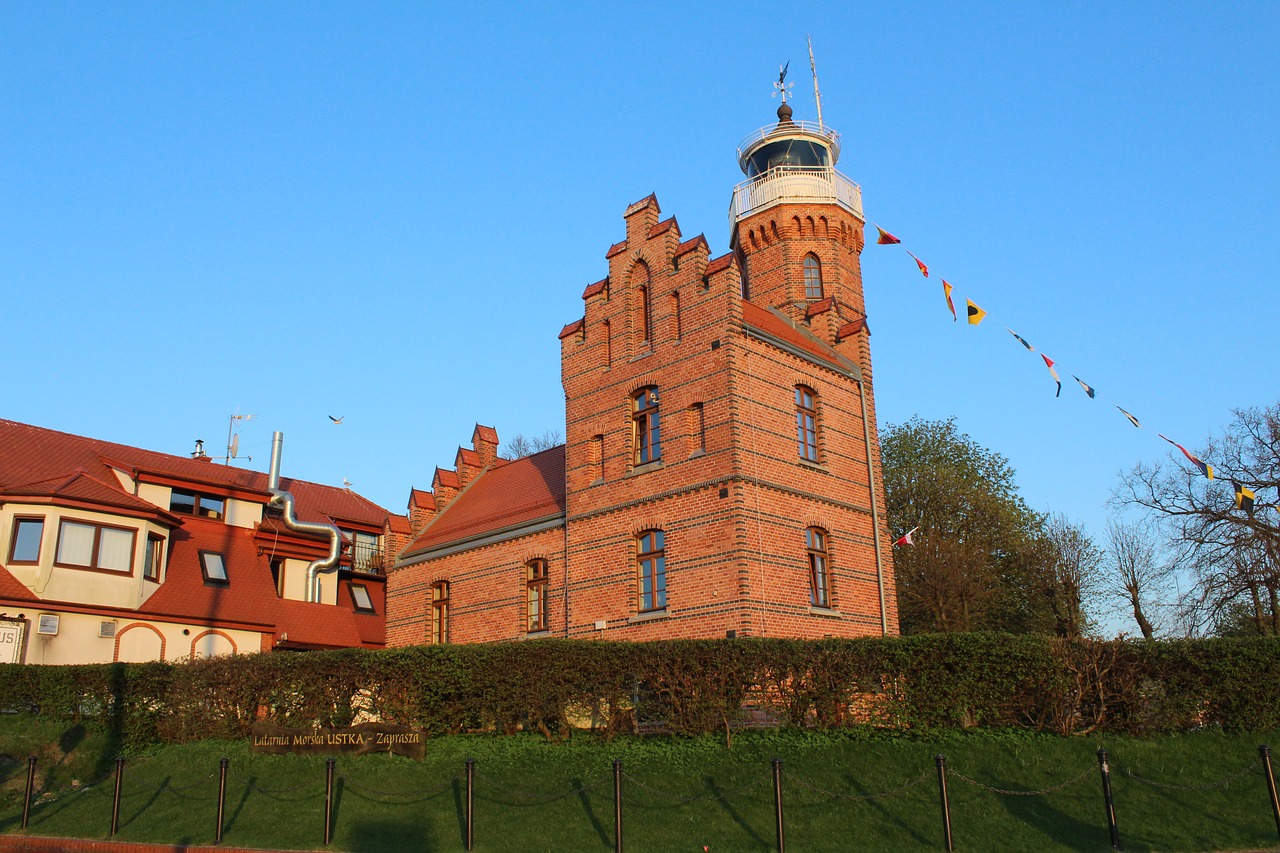 ustka  lighthouse  navigation free photo