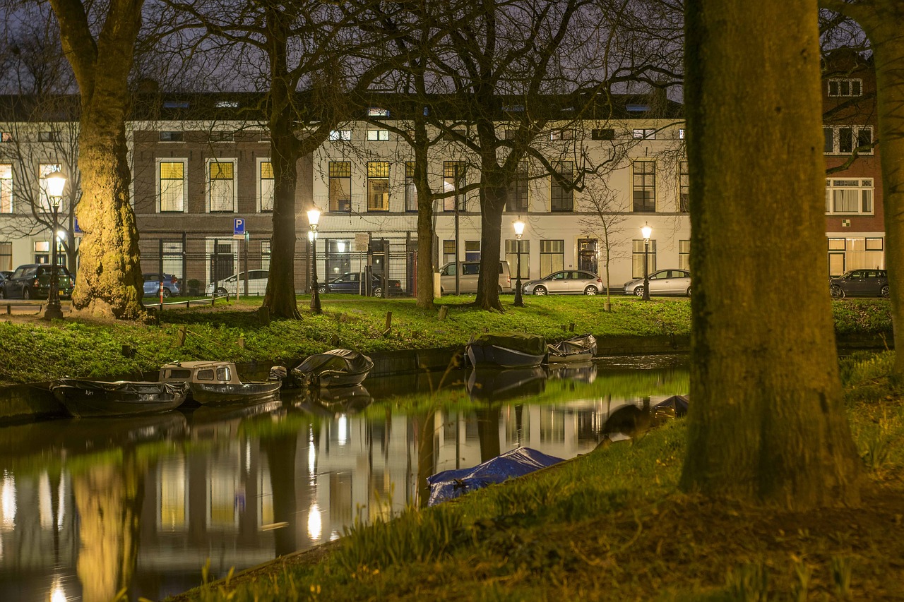 utrecht canal night free photo