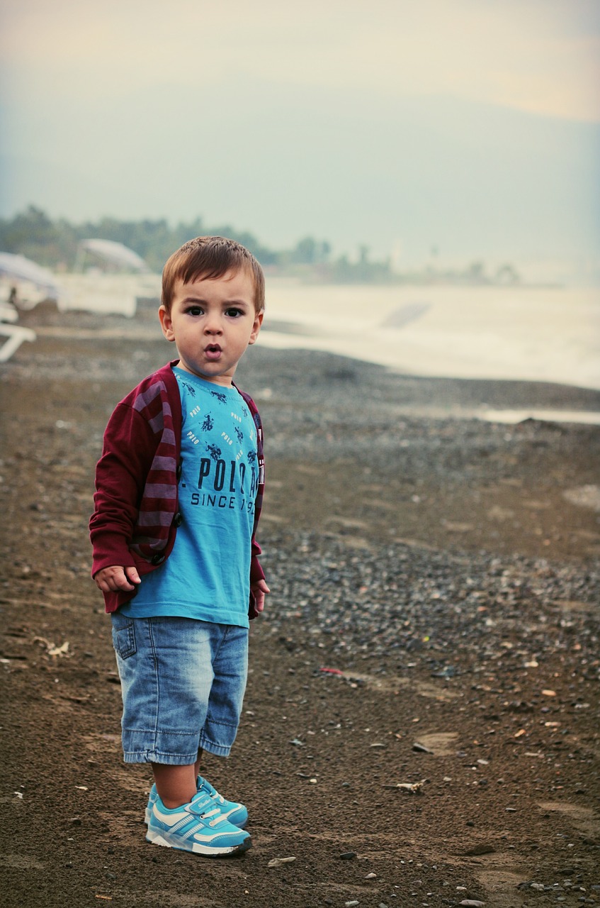 Мальчик армянин на пляже ребенок. Фото мальчика с полном до земли. 151 Маленький человек на земле фото.