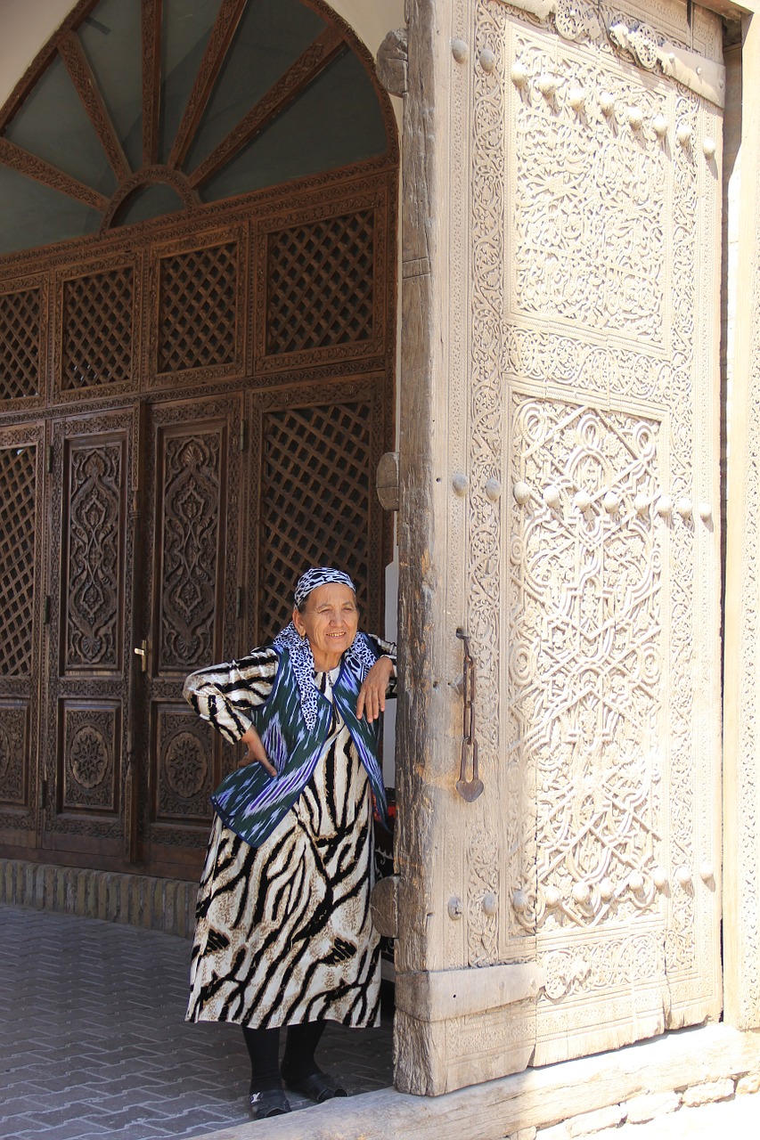 uzbek woman tradition free photo