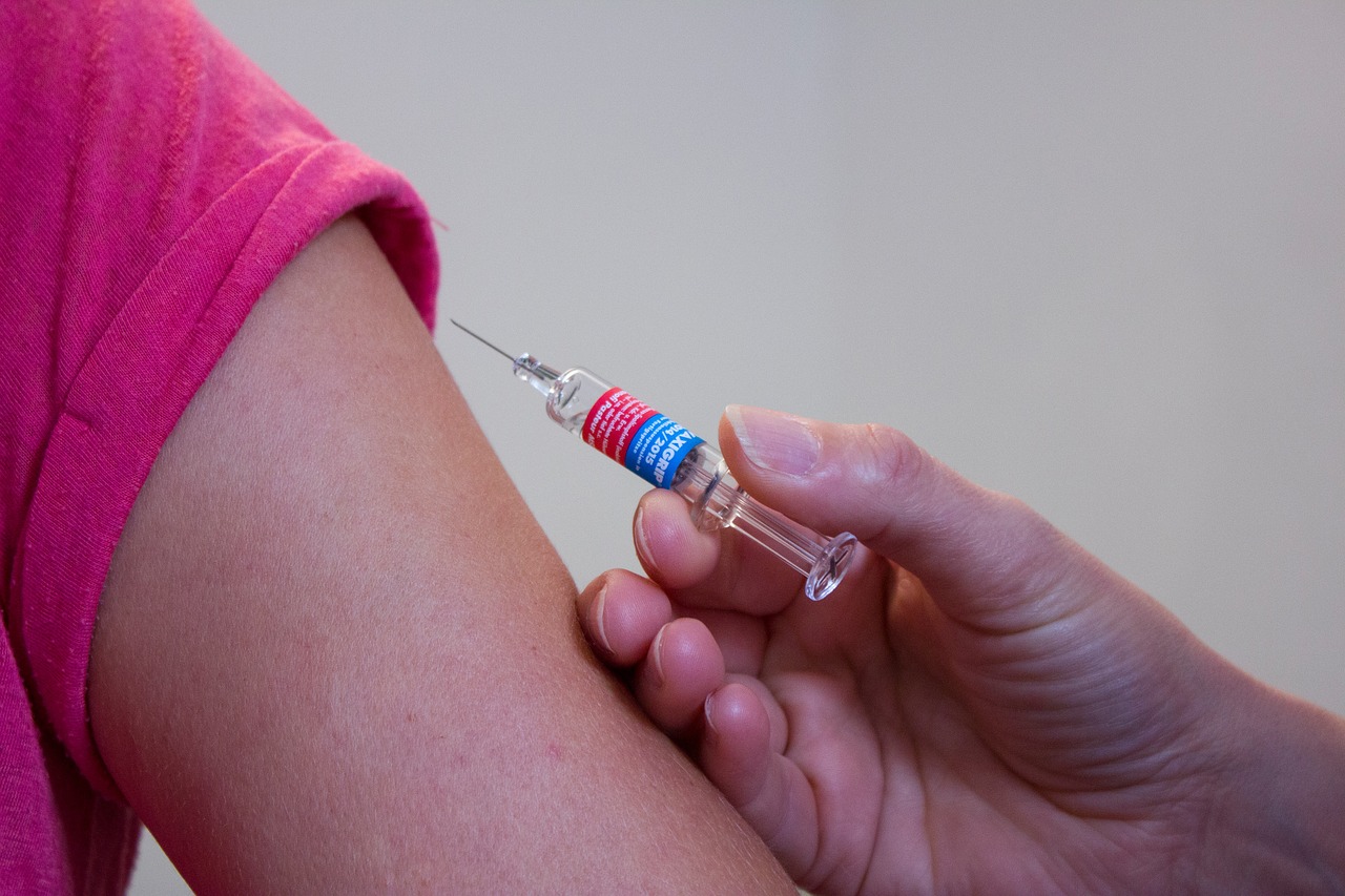 vaccination doctor syringe free photo