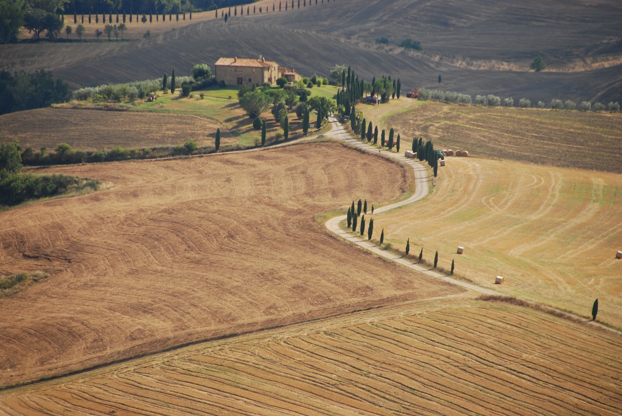 val d'orcia landscape cottage free photo