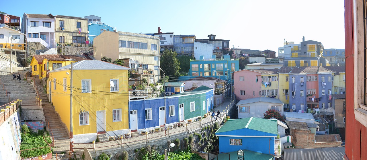 valparaiso color buildings free photo