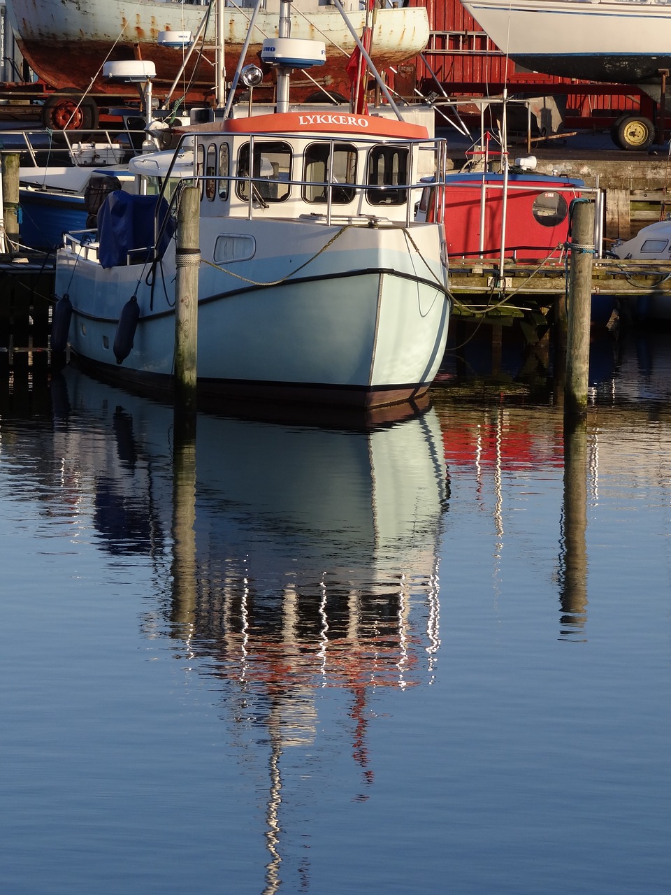 vandspejling  mirroring  fishing boat free photo
