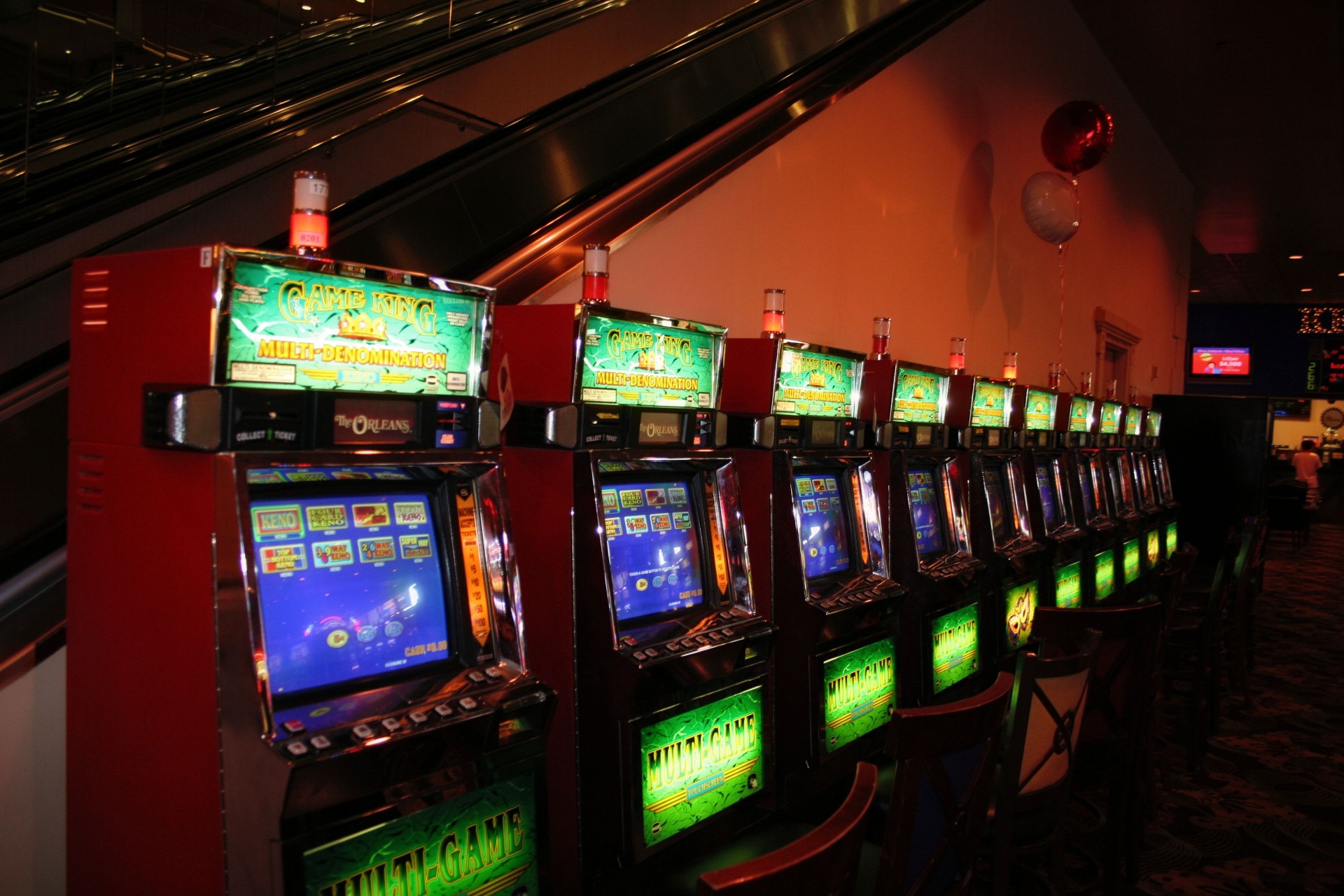 Сайты старых игровых автоматов где выдают деньги. Игровые автоматы и казино в Бердичеве. Казино 90х игровые автоматы. Зал игровых автоматов. Старые игровые автоматы казино.
