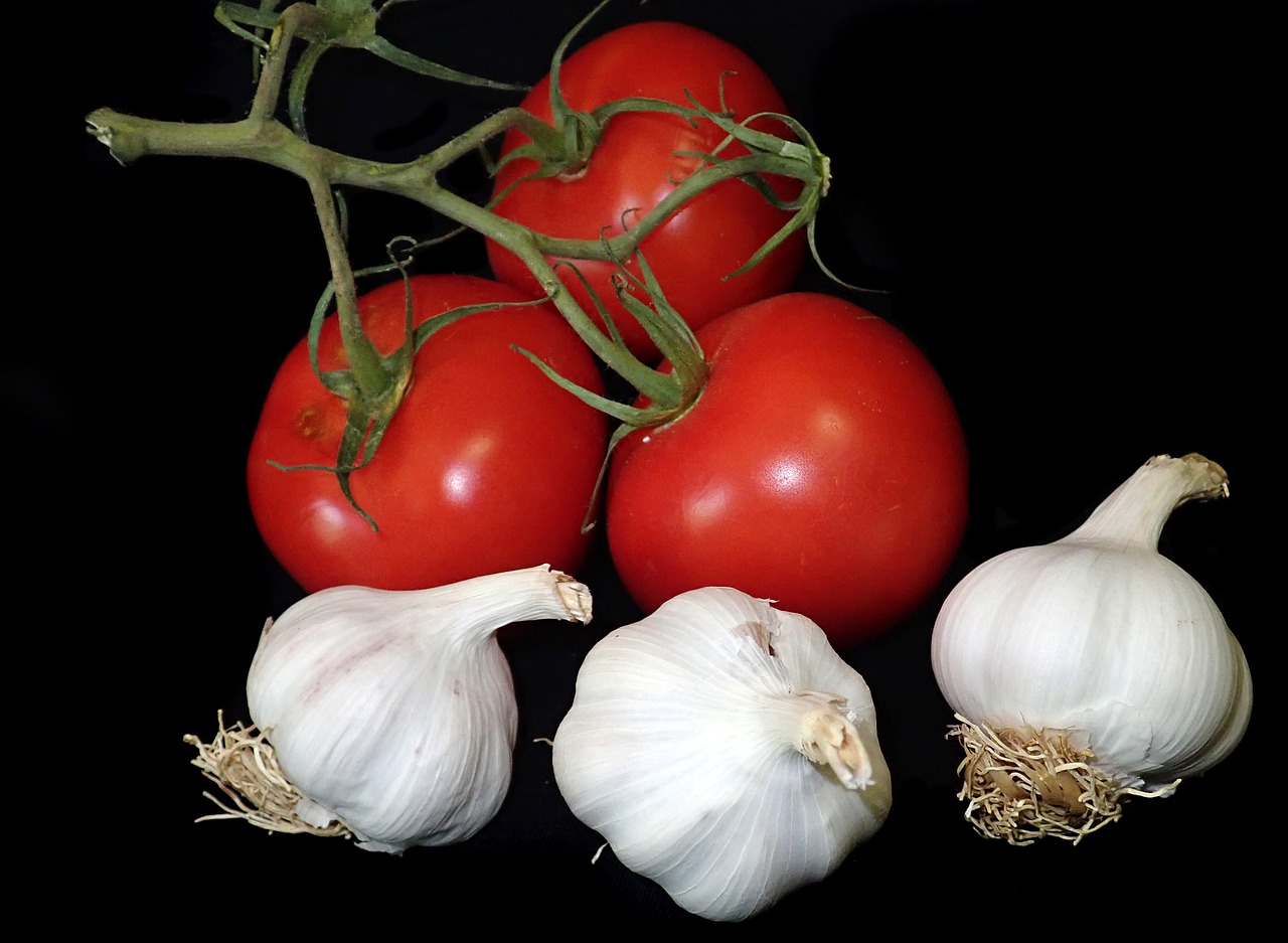 vegetables  tomatoes  garlic free photo