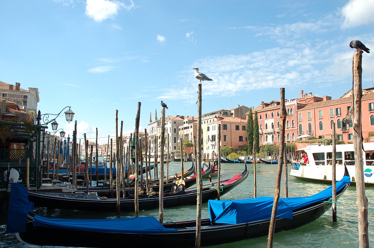 venetian canal gondola free photo