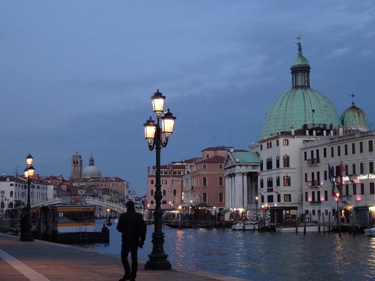 venice evening view man free photo