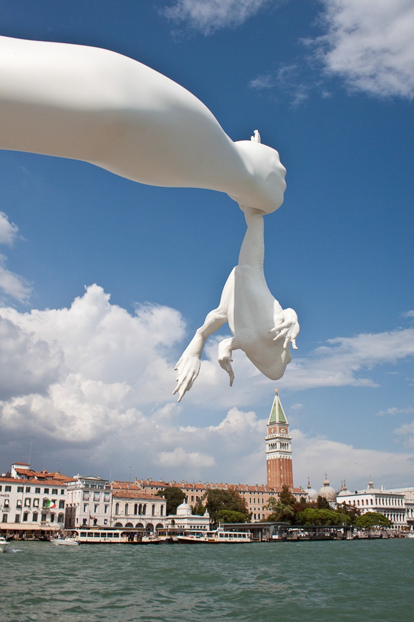 venice frog sculpture free photo