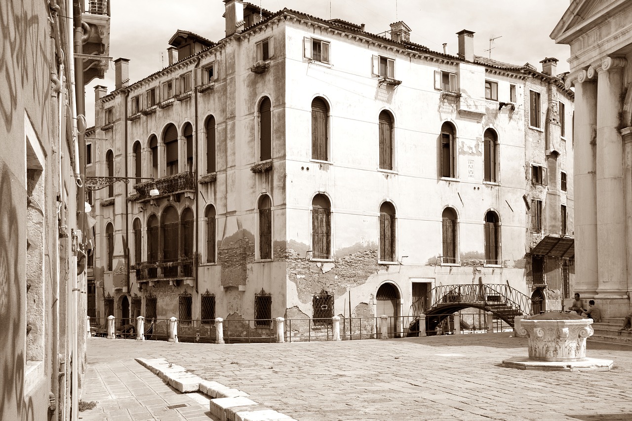 venice alley building free photo