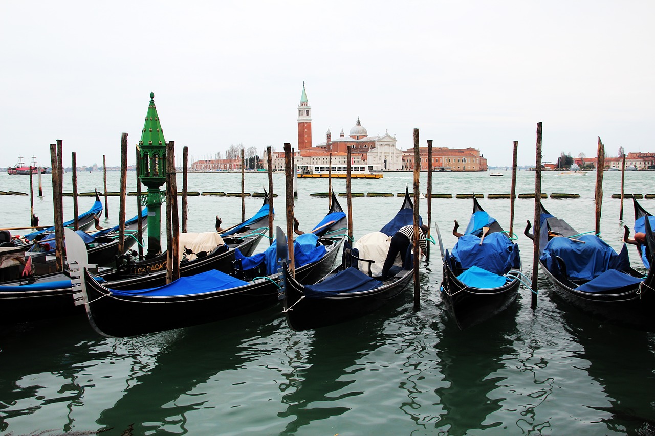 venice gondolas parking free photo