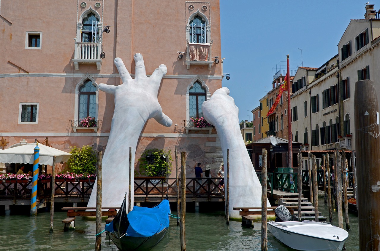 venice sculpture giant hands free photo