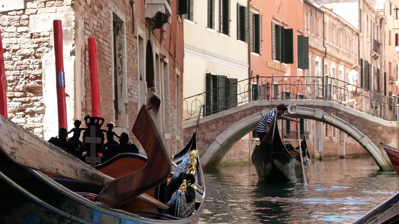 venice gondola houses free photo