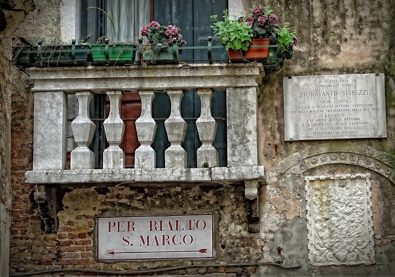 venice  house facade  balcony free photo